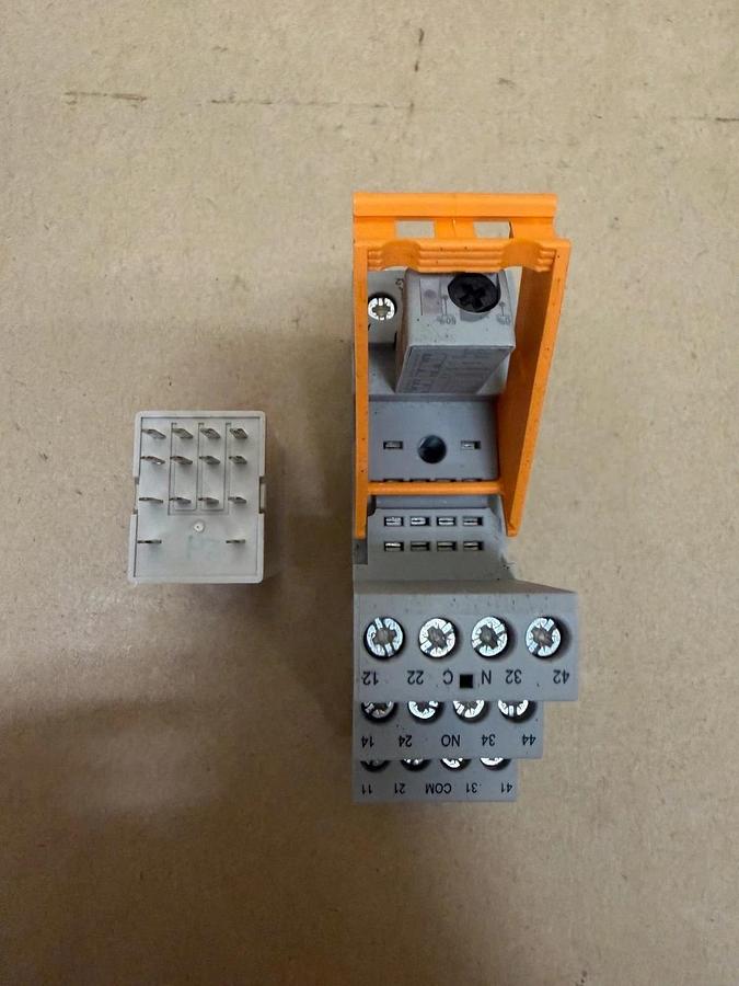 Used Phoenix Contact 2903677 Single Relay w/ RIF-2-BSC/ 4x21 Relay Base