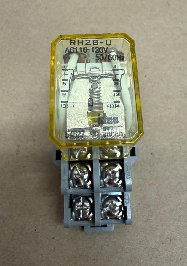 Used idec RH2B-U 110-120VAC, 50/60Hz, 10A Relay, SH2B-05 Socket Base, 300V, 10A 94X01