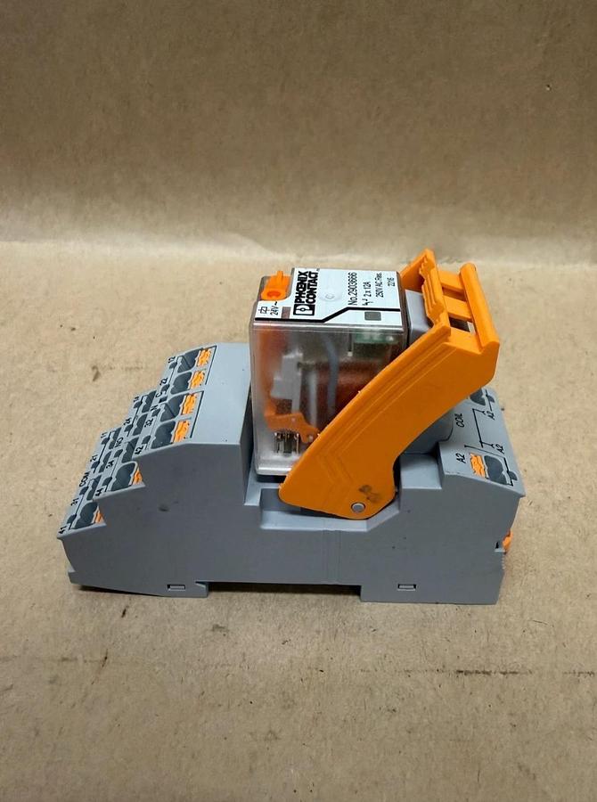 Used Phoenix Contact 2903666 Single Relay w/ RIF-2-BPT/ 4x21 Relay Base