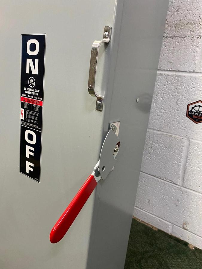 Used General Electric TG3325R General Duty Safety Switch Model 8, 400A, Max Volt 240