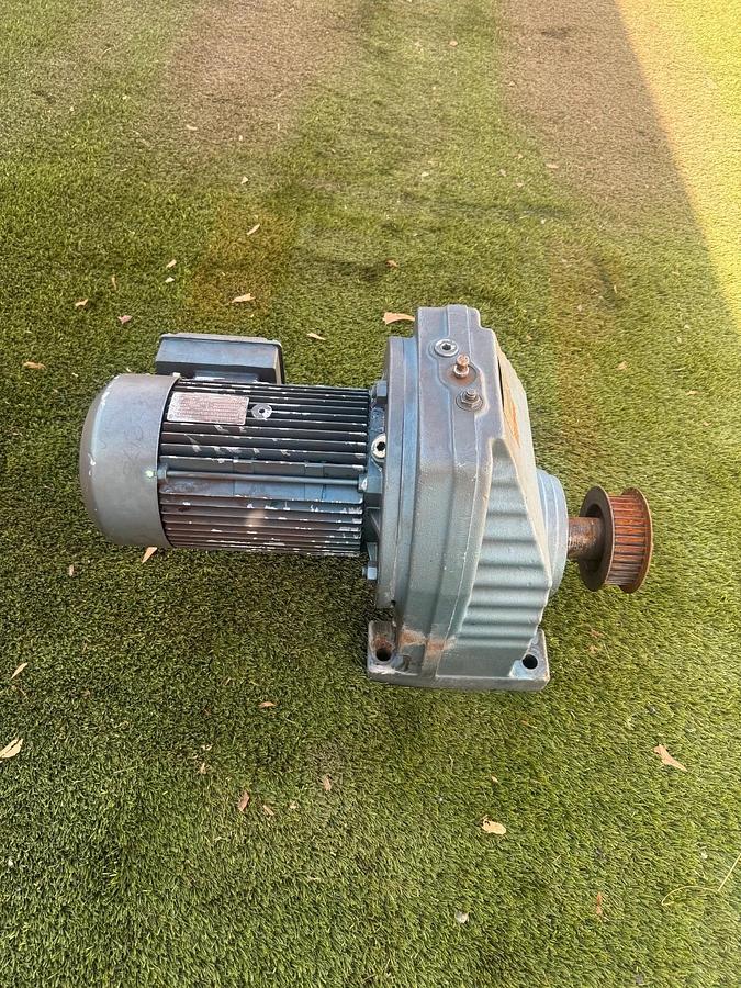 Used SEW Eurodrive DFV132S4 AC Motor 7.5HP @ 1720 RPM, SEW RX107DV132S4, 3.38:1 Ratio