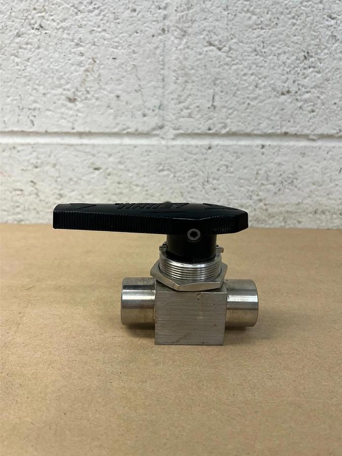 Used Whitey SS-45F8 2500 PSI @ 100F Ball Valve