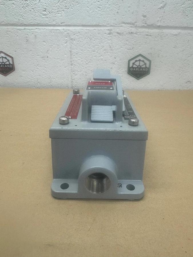 Allen Bradley 800H-2HAM7 Heavy Duty Push Button Station, NEMA Type 7 & 9