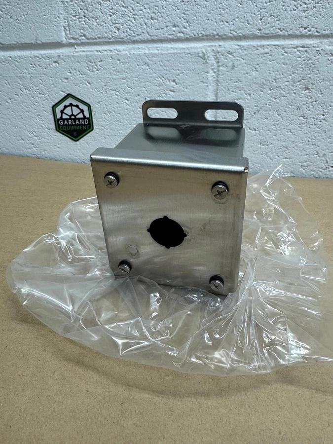 New - open box Saginaw Control & Engineering SCE-1PBSSI Pushbutton Enclosure *NEW*