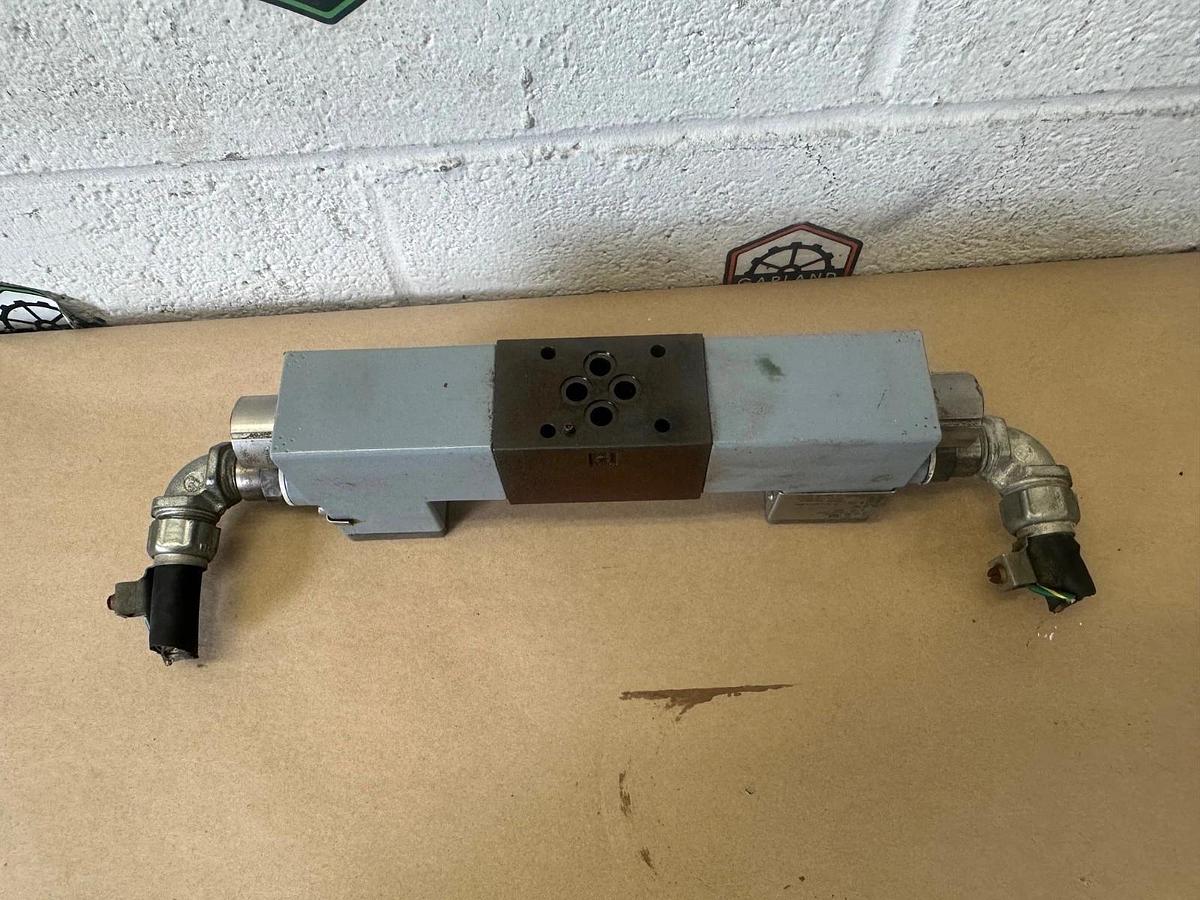 Used Parker D1VW001CVJET Hydraulic Valve w/ G.W. Lisk Co. D14-663F-8 Cable Entry