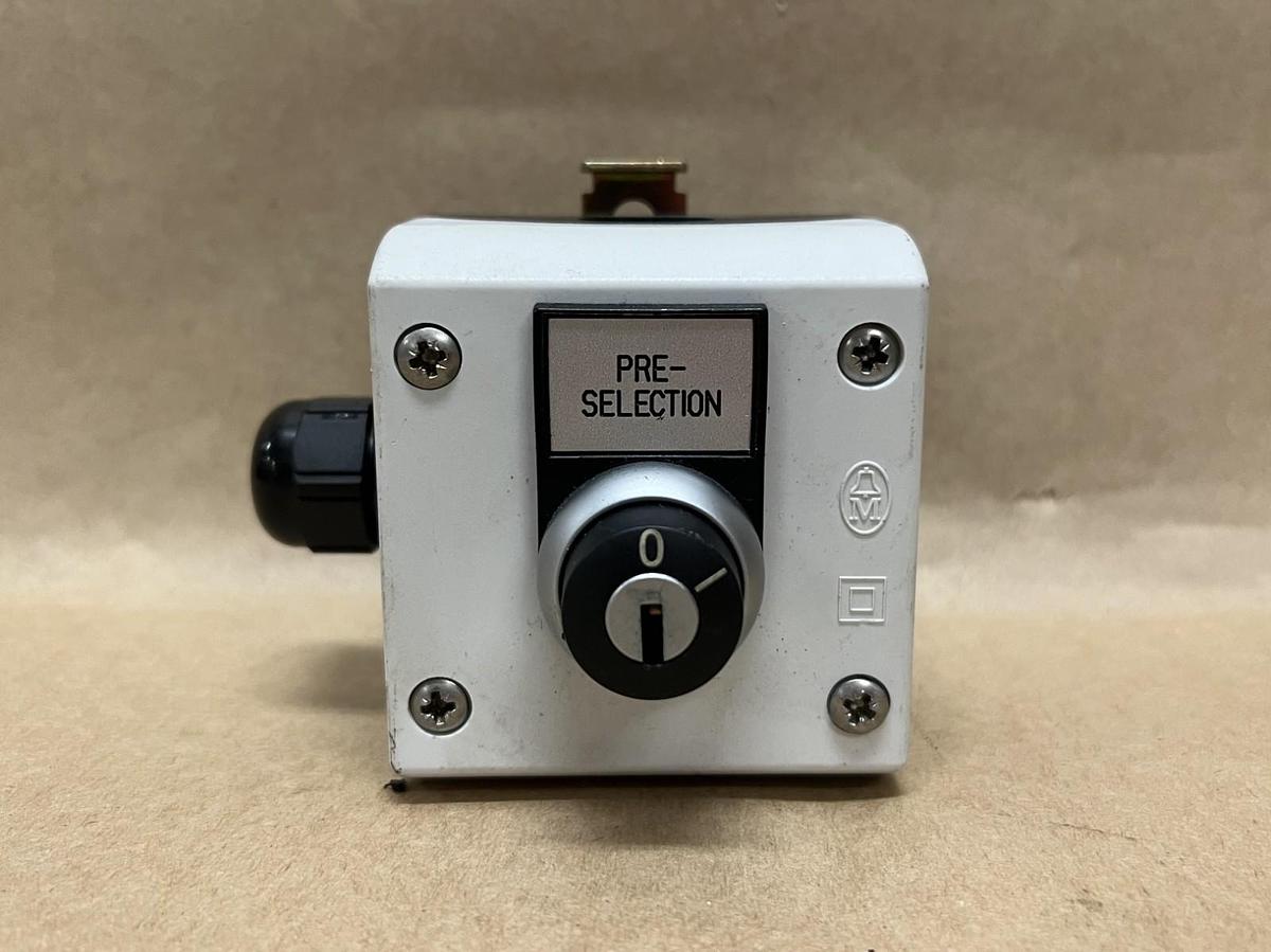 Used Moeller PC-GF20-FR Enclosed Selector Switch w/ M22-KC10 Contact Block