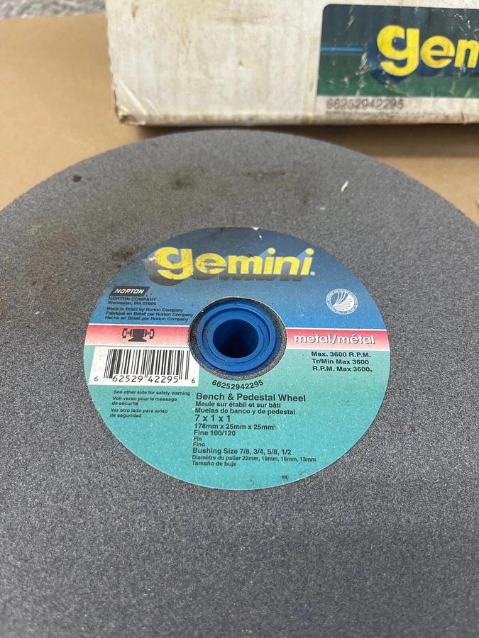 Used Norton 66252942295 Gemini, Bench and Pedestal Wheel, 7 x 1 x 1, Fine 100/120