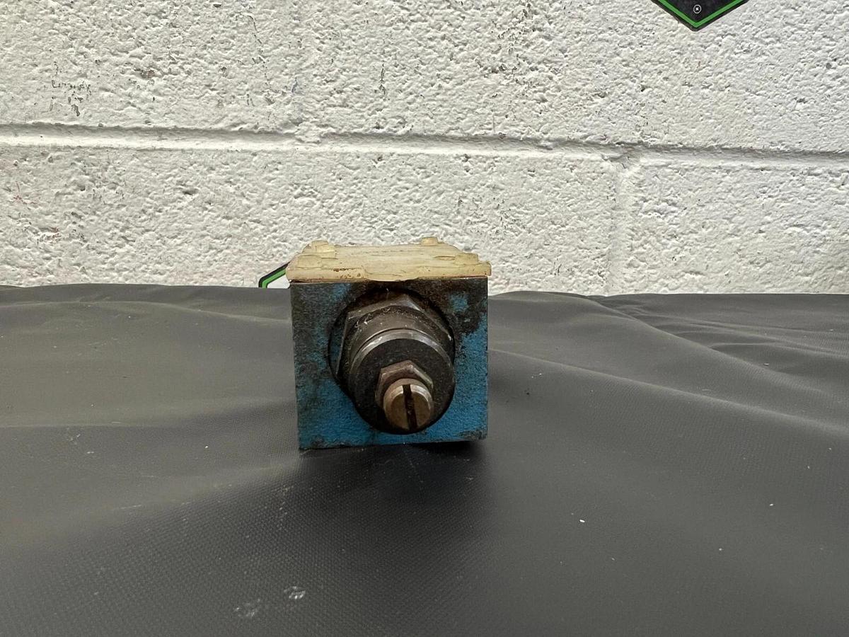 Used Vickers DGMFN 3Y A2W21 Flow Control Valve