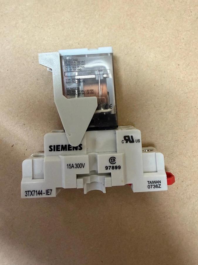 Used Siemens 3TX71 Relay w/ 3TX7144-IE7 Relay Base