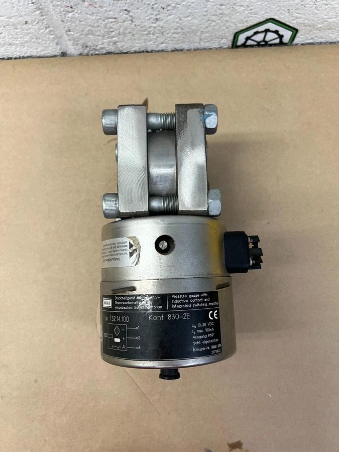 Used WIKA 732.14.100 Pressure Gauge w/ 1.4571 Valve Attached