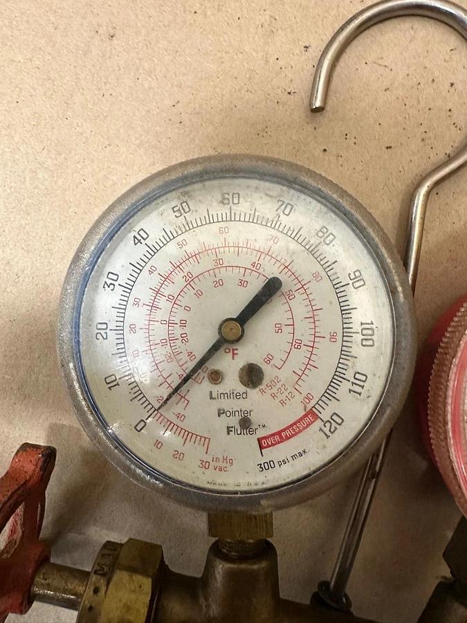 Used WIKA 213197 w/ Limited Pointer Flutter 120 PSI Pressure Gauge Valve