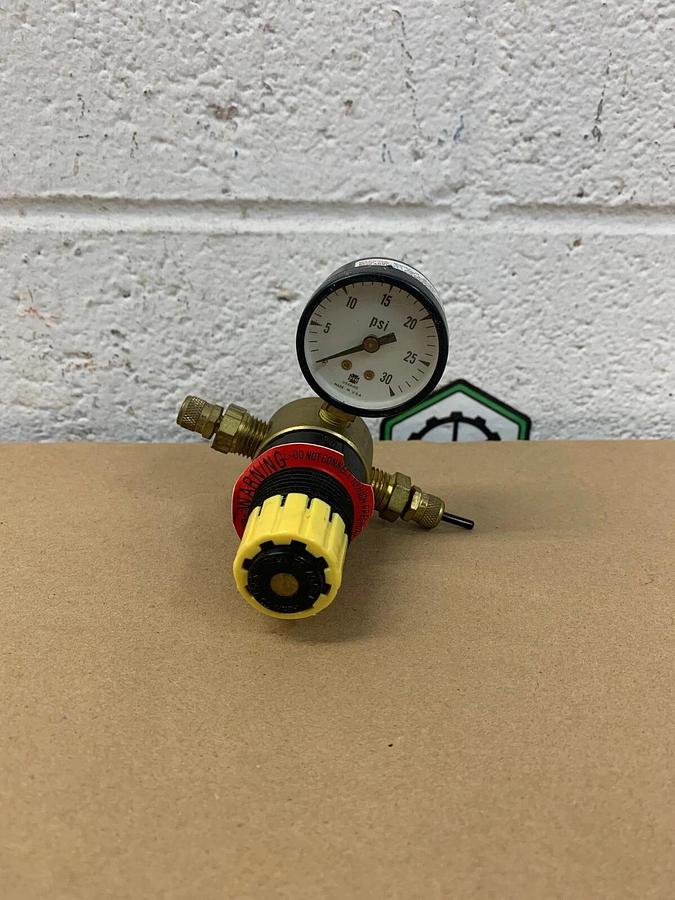 Used Schrader Bellows 085823040 Pneumatic Regualtor with USG Gauge