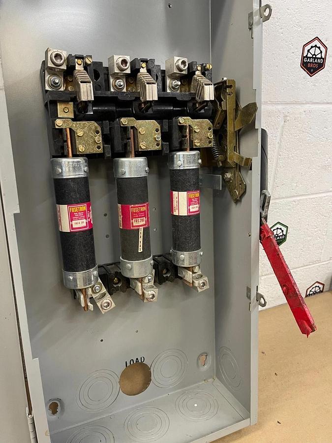 Used General Electric TH3364 HeavyDuty Safety Switch 200A 600VAC 250VDC Type 1 Indoor