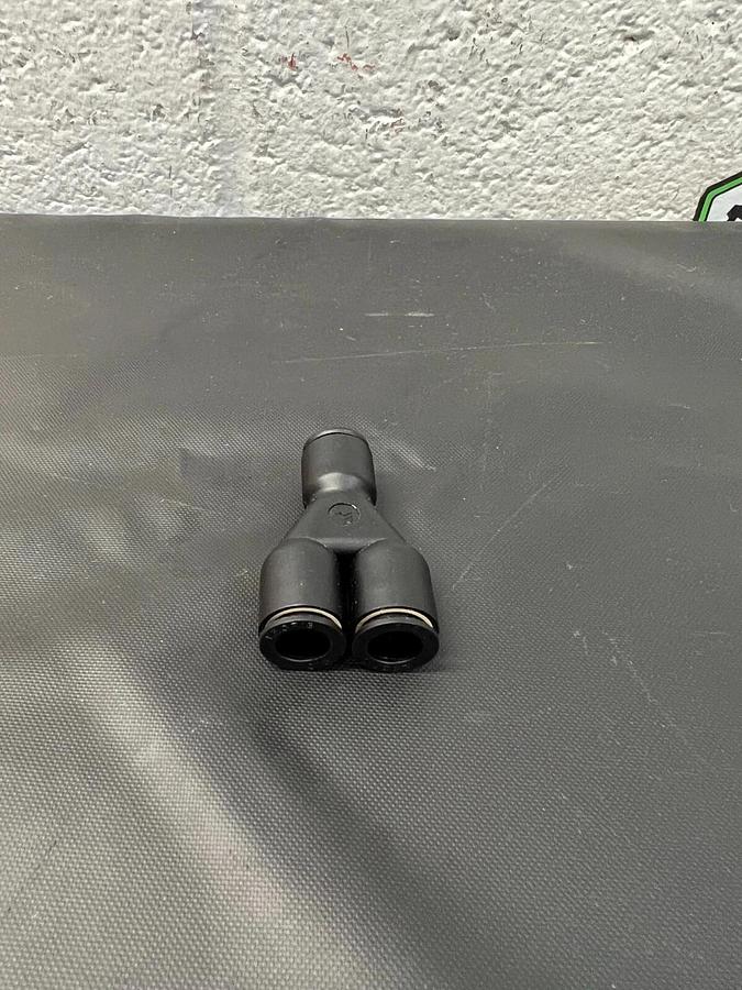 Used Legris Push-to-Connect Tube to Tube Fitting “y” Union 3/8” - Lot of 4