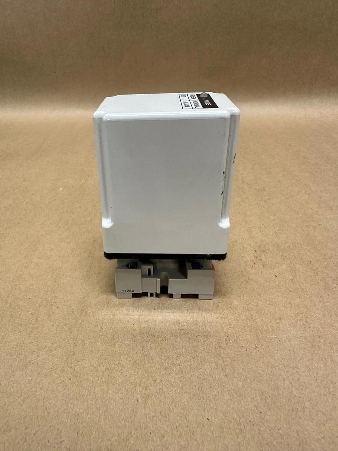 Used WILO 2760430 Macromatic Seal Leak Relay w/ Magnecraft Base
