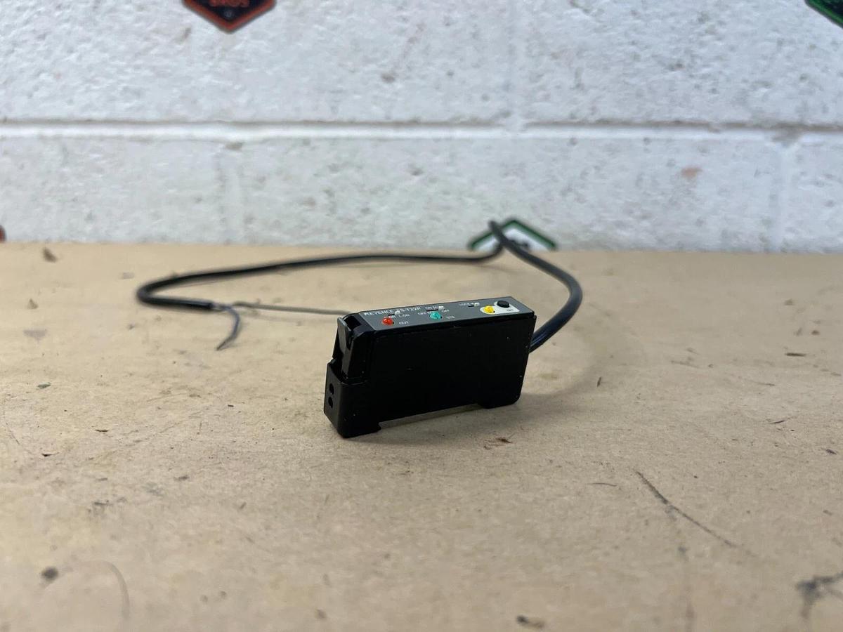 Used Keyence FS-T22P Photoelectric Sensor