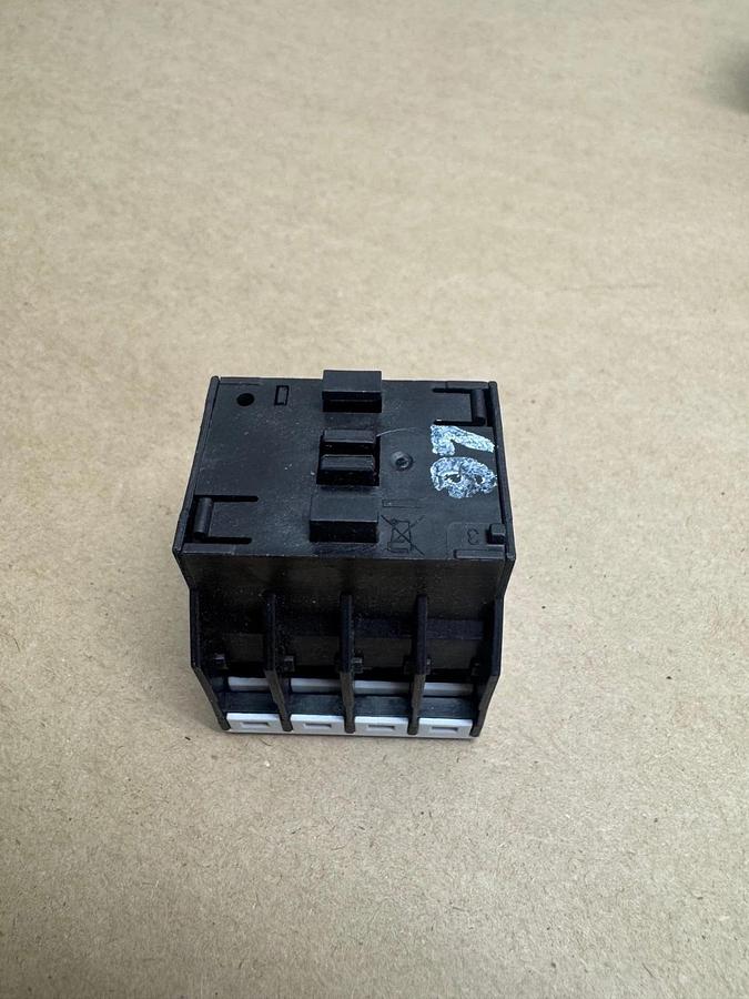 Eaton XTCEXFAC11 Contact Block (Lot of 8) *NEW*