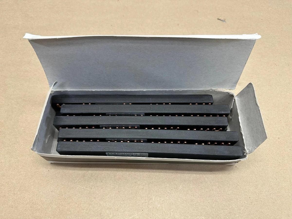 Used Eaton XTPAXCLKA4 Commoning Link B3.0/4-PKZ0 Lot of 9 *NEW*
