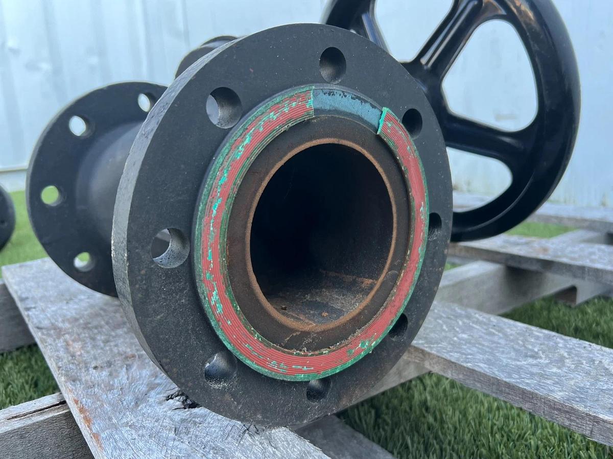Used Saunders A40N 4" Cast Iron Lined Diaphragm Valve, 8 Hole Flange Manual Handwheel