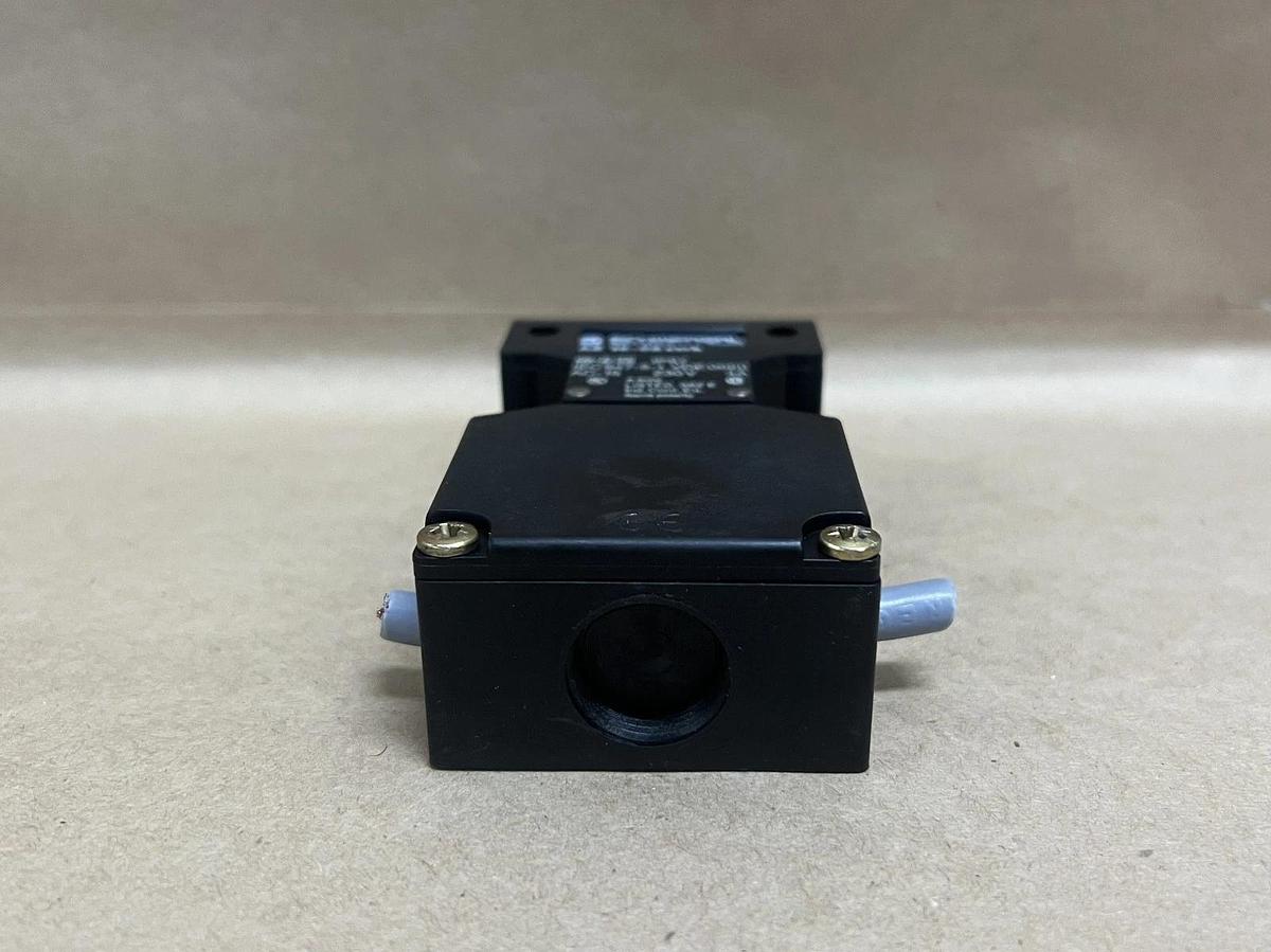 Used Schmersal AZ 16-02zvrk Safety Switch