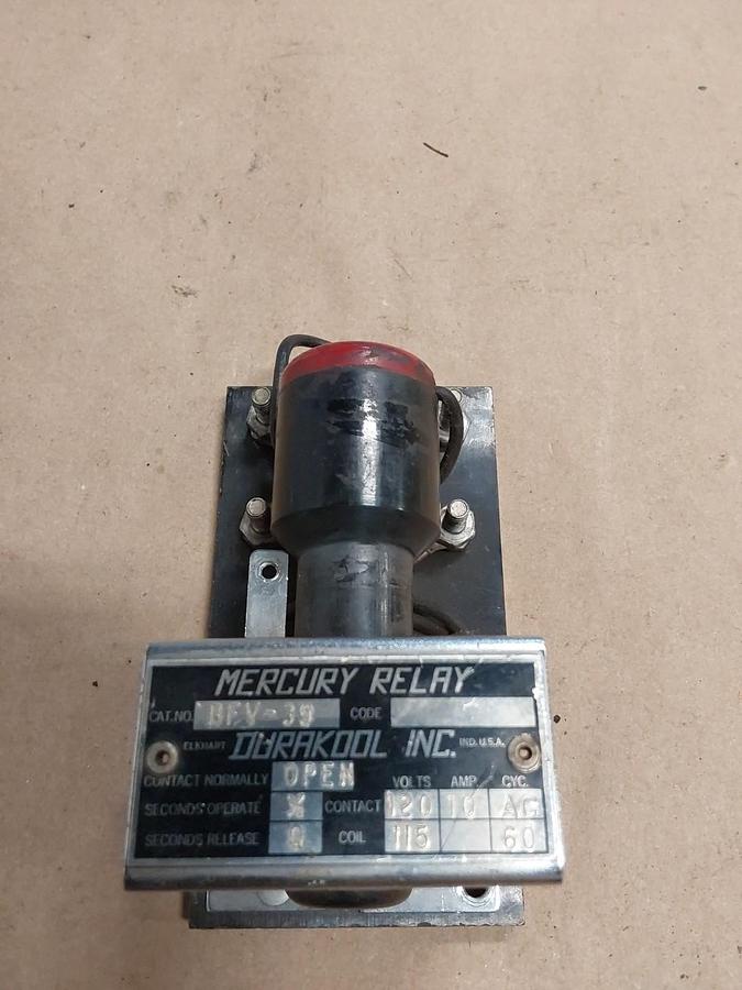 Used IDEC RH1B-U, AC 120V Relay w/ IDEC SH1B-05 Base