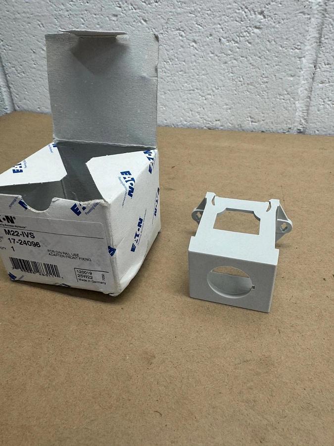 Used Eaton M22-IVS Din Rail Mounting Bracket Adapter *NEW*