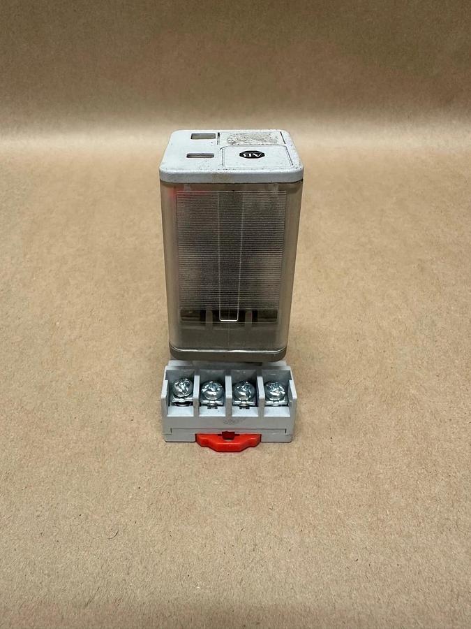 Used Allen Bradley 700-HA32A1 Tube Base Relay w/ Dayton 5X852N Relay Socket