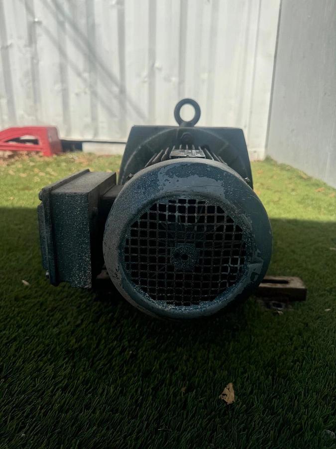 Used SEW Eurodrive DFT100L4 AC Motor 5Hp @ 1650RPM, RB7DT100L4 Gear Reducer, 41.71:1