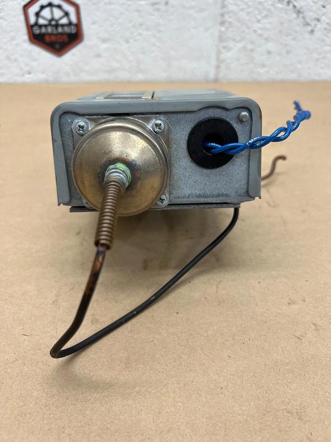Used Johnson Controls P70AB-2 Pressure Control