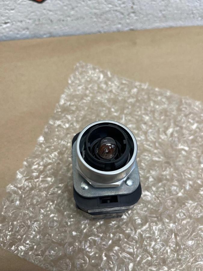 Allen-Bradley 800T-PB16, 30mm Momentary Push Button, Ser T, 120V AC, 50/60Hz