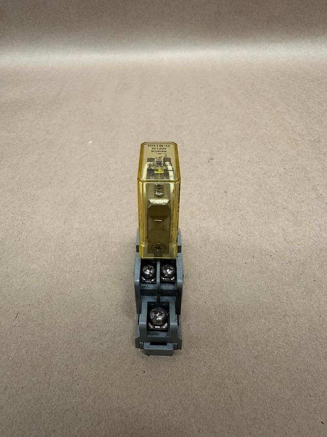 Used IDEC RH1B-U, AC 120V Relay w/ IDEC SH1B-05 Base