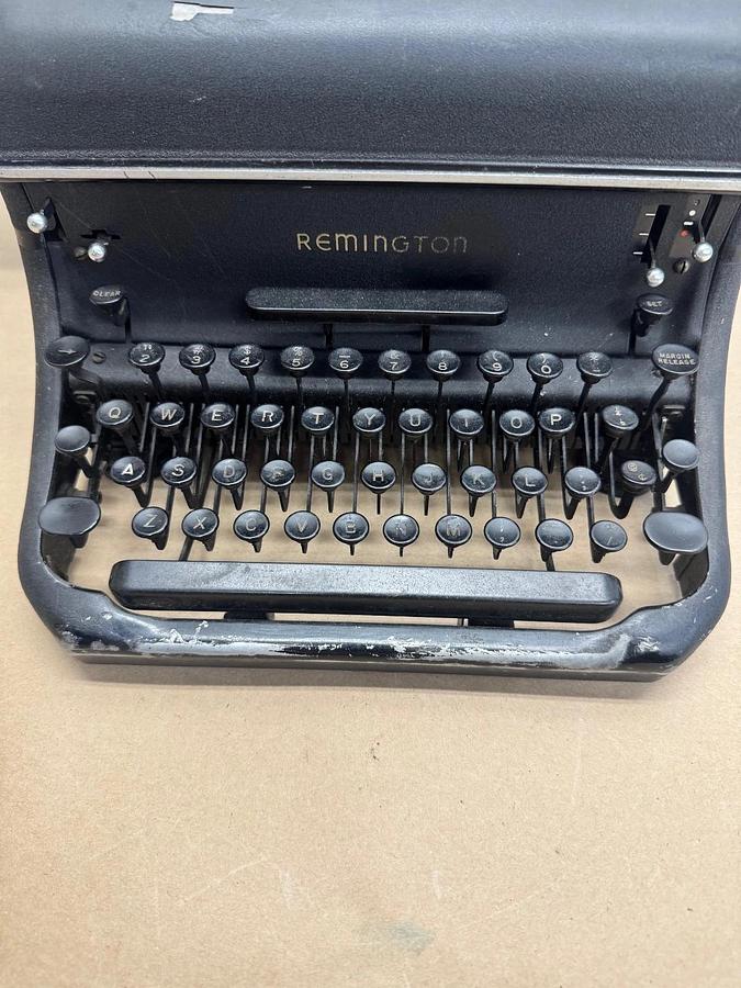 Used Remington Rand Working Type Writer, Model 17 Typewriter