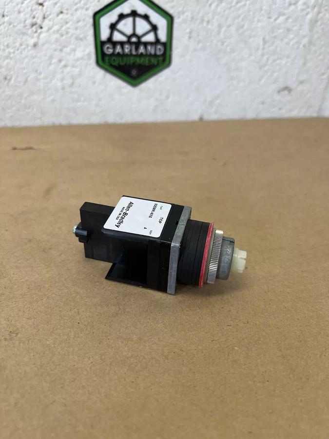 Used Allen Bradley 800MR-NX6 Ser. A 2 Position Black Knob