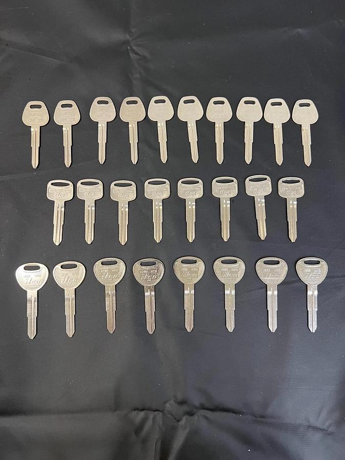 Used Ilco HY5, HY13, HY6 Assortment of Various Hyundai Key Blanks - Lot of 25