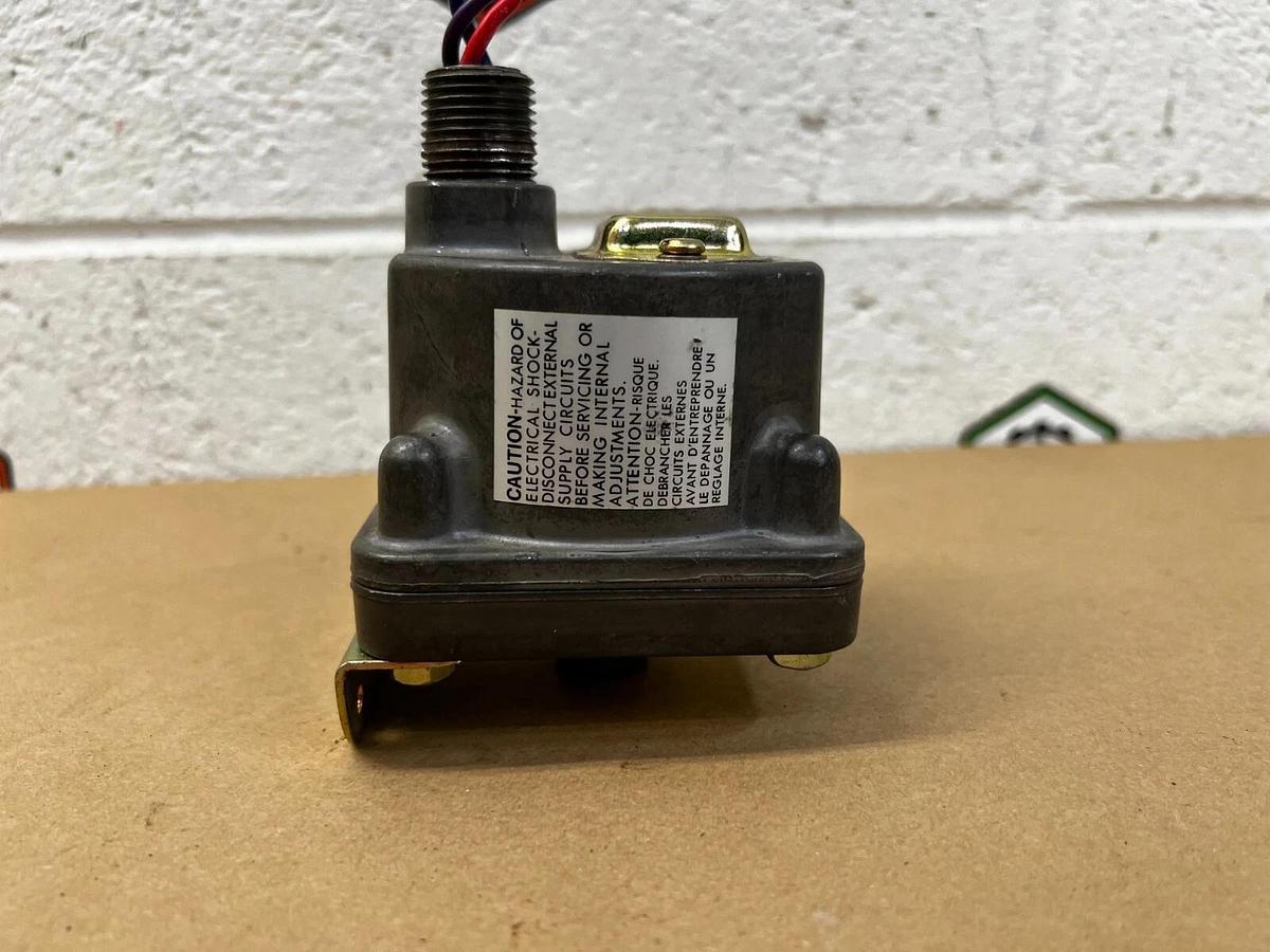 Used Barksdale D1H-A80SS Pressure or Vacuum Actuated Switch 160 PSI