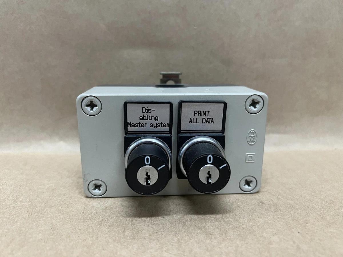Used Moeller/Eaton Enclosed Selector Switch Station w/ 4 EK01C Contact Elements