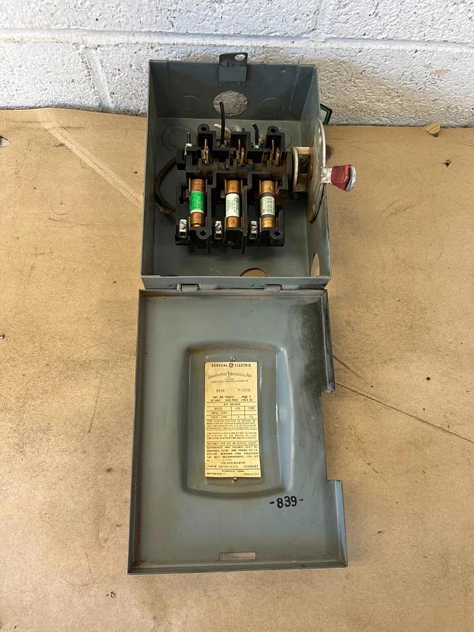 Used General Electric TG4321 30 Amp Enclosed Safety Switch
