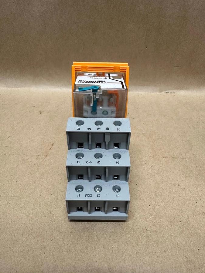 Used Phoenix Contact 2903693 Switching Relay w/ RIF-3-BSC/3x21 Relay Base