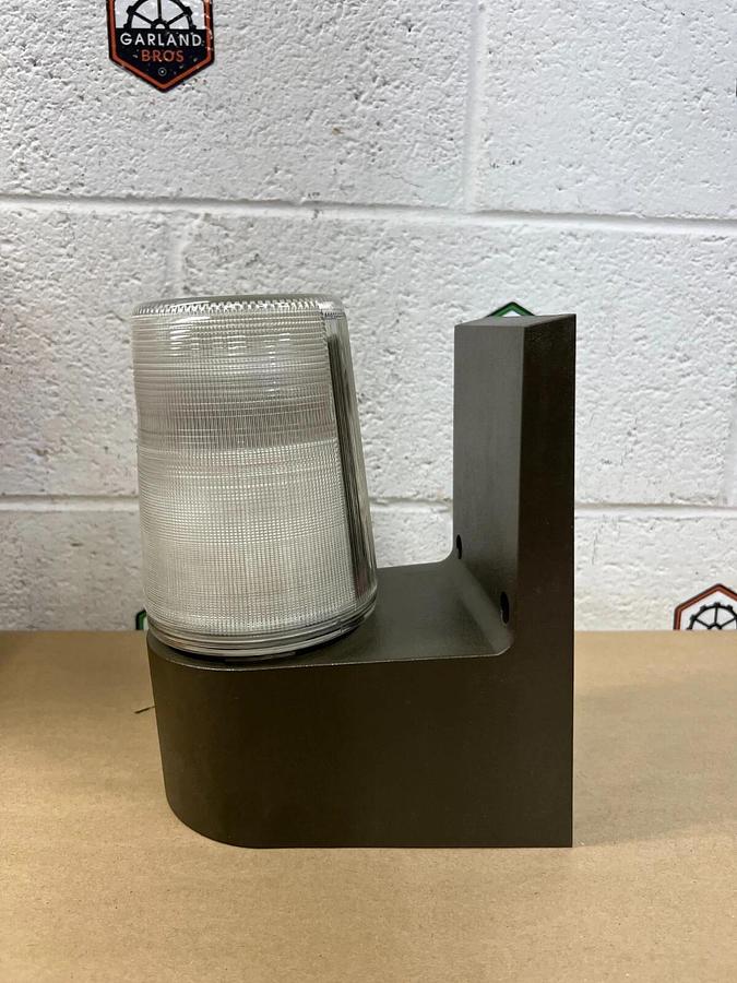 Used Hubbell 2V669 Exterior Light Fixture 50 Watts, 120 Volts