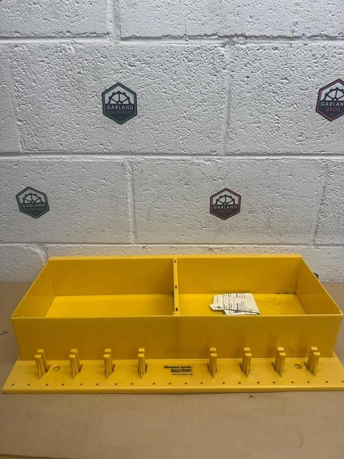 Used Master Lock Model 1800 Lockout Wall Station 8 Slots *NEW*