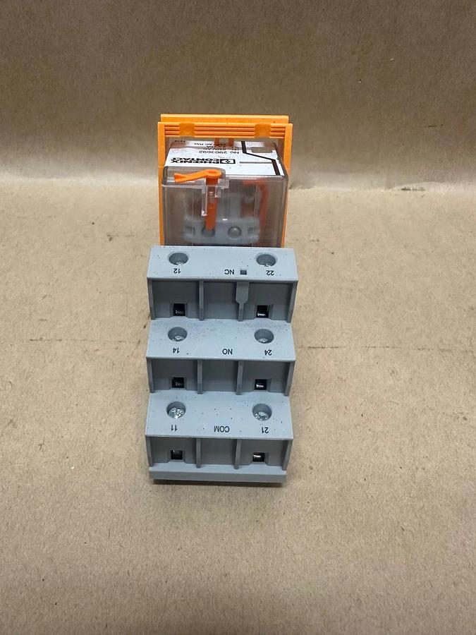 Used Phoenix Contact 2903692 Switching Relay w/ RIF-3-BSC/ 2x21 Relay Base
