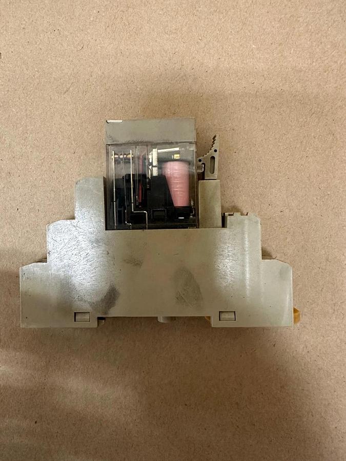 Used OMRON G2R-2-S(S) Relay w/ 10Z0EW Base