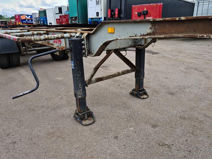 Used 1980 2 axle gooseneck container chassis  steel suspension drum brakes freuhauf