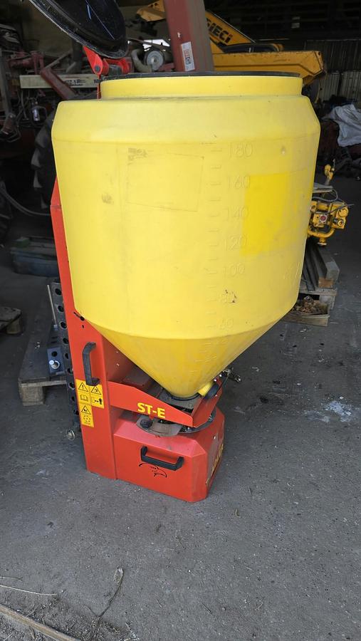 Gebraucht 2013 Adler ST-E 200L Salz und Splittstreuer
