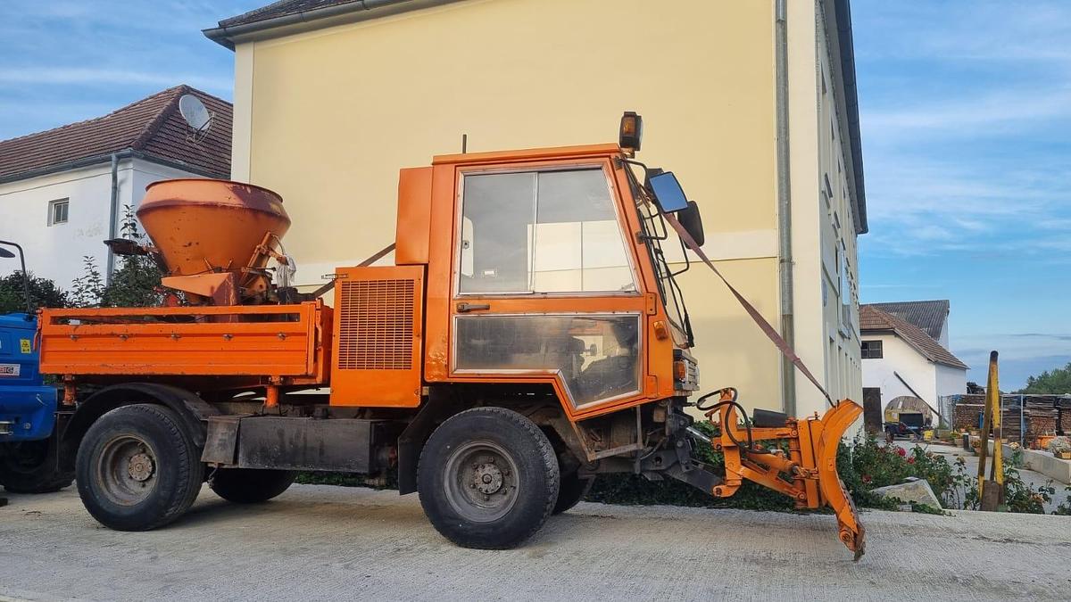 Gebraucht 1994 Boki HY1350 Kommunalfahrzeug mit Schneepflug und Sand / Salzstreuer