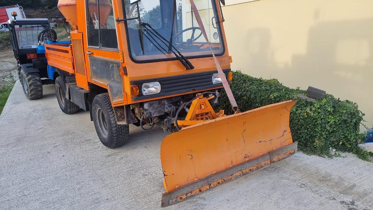 Gebraucht 1994 Boki HY1350 Kommunalfahrzeug mit Schneepflug und Sand / Salzstreuer