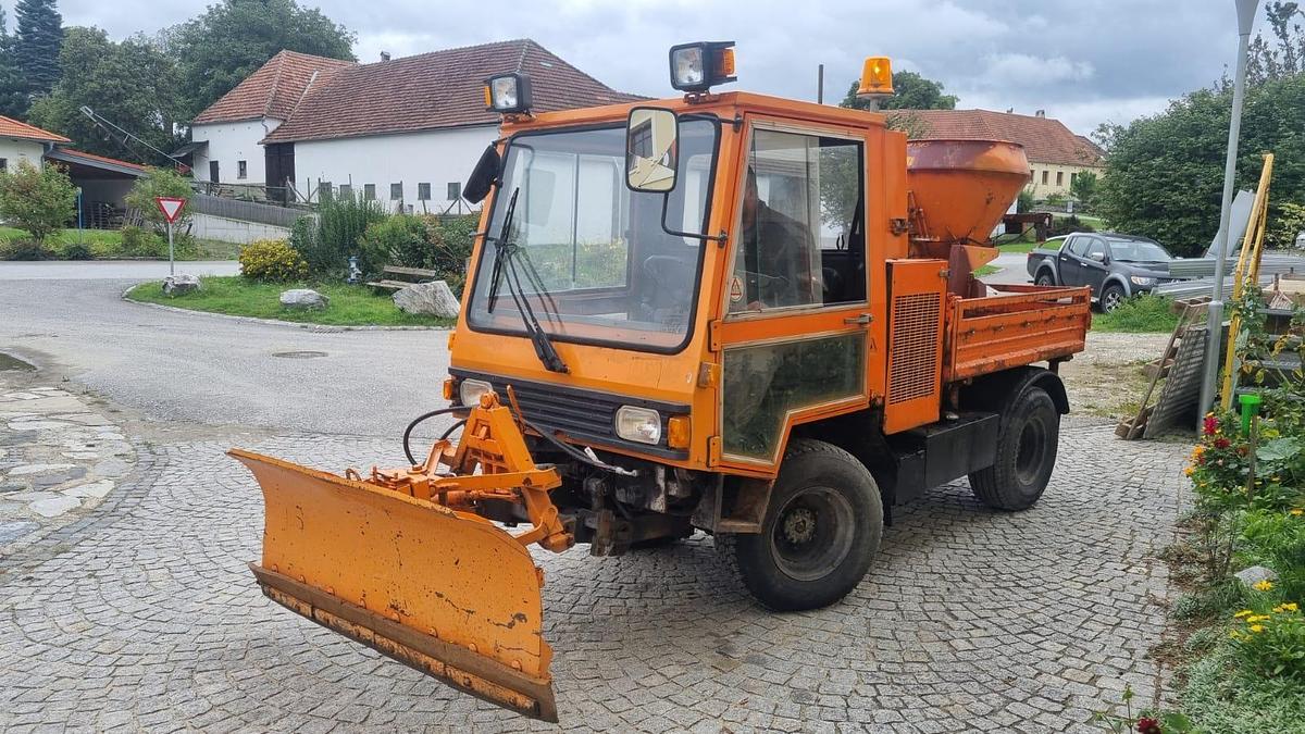 Gebraucht 1994 Boki HY1350 Kommunalfahrzeug mit Schneepflug und Sand / Salzstreuer