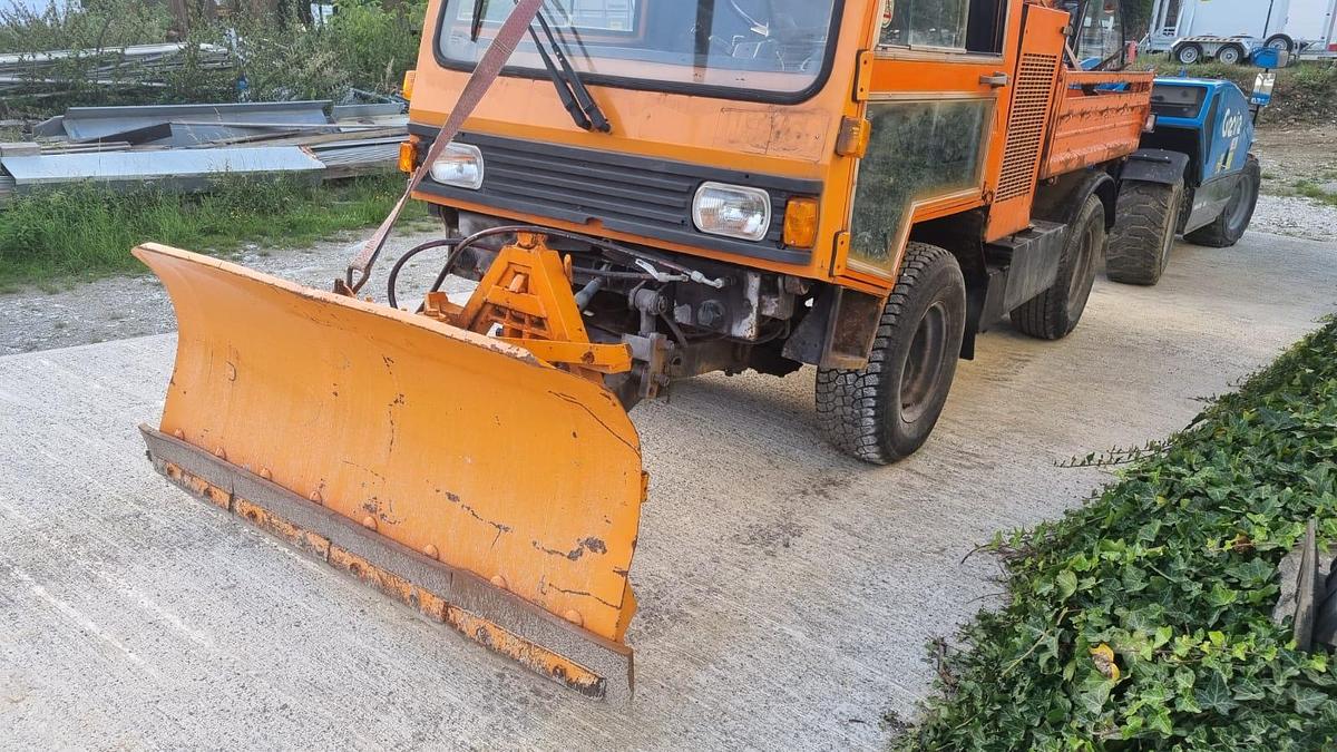 Gebraucht 1994 Boki HY1350 Kommunalfahrzeug mit Schneepflug und Sand / Salzstreuer