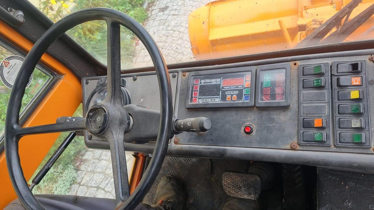 Gebraucht 1994 Boki HY1350 Kommunalfahrzeug mit Schneepflug und Sand / Salzstreuer