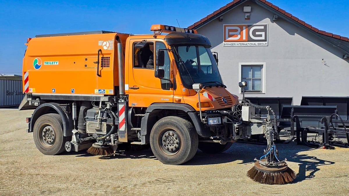 Gebraucht 2011 Mercedes Benz Unimog U400 Kehrmaschine